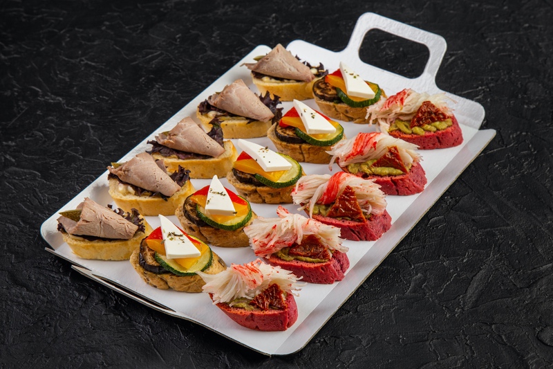 Сет брускетт с мясом, овощами и крабом
