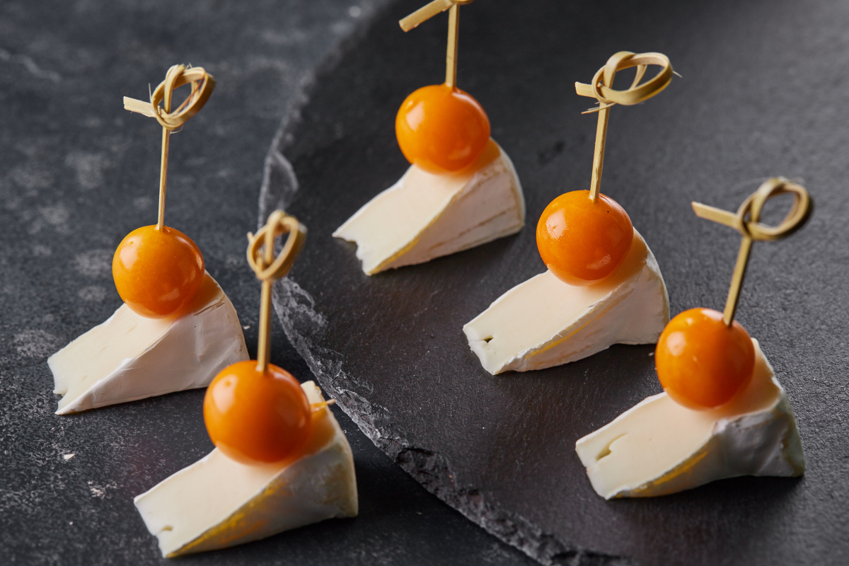 Канапе Камамбер с трюфелем и физалисом