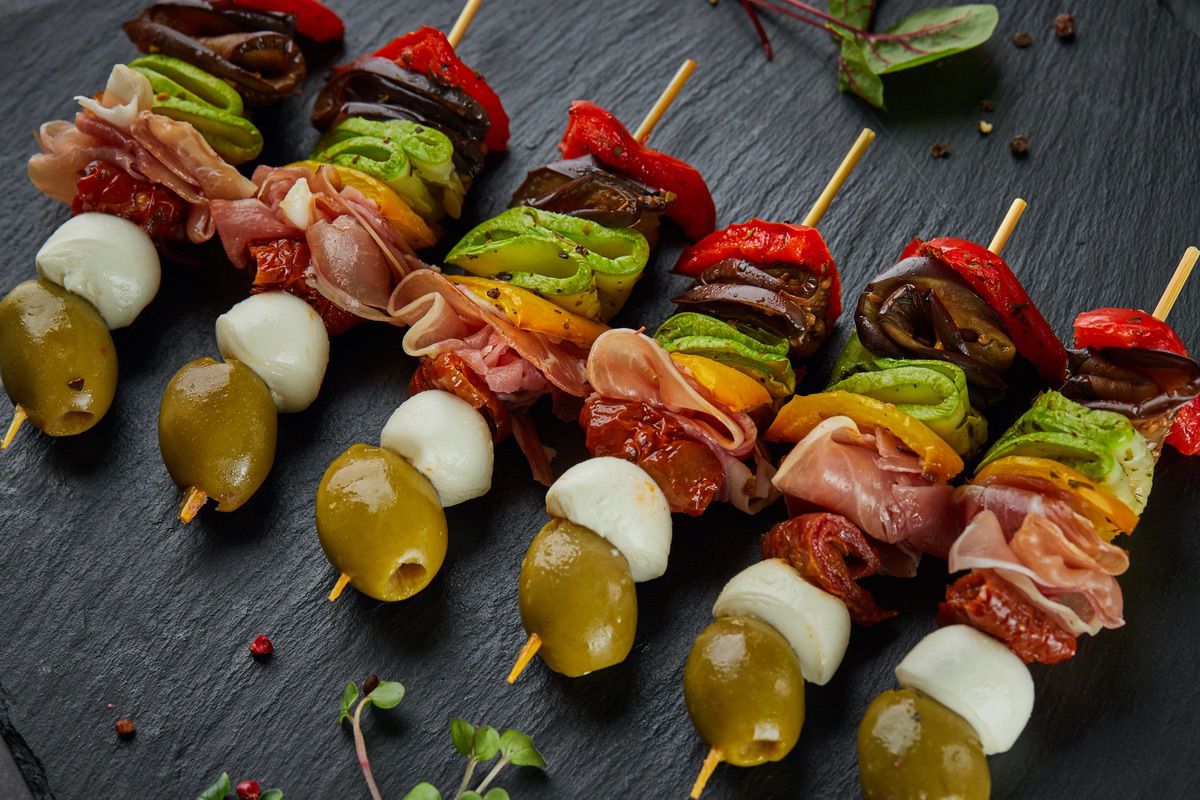 Антипасти на шпажках с Пармской ветчиной