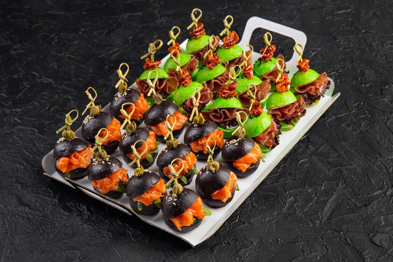 Мини бургер с лососем и брезаолой (микробургер)