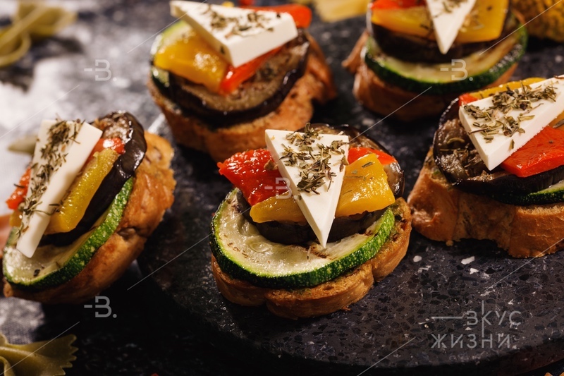 Брускетта с печеными овощами и сыром Фета