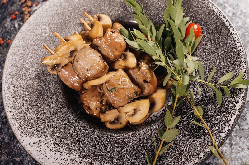 Брошет из свиной вырезки с шампиньонами