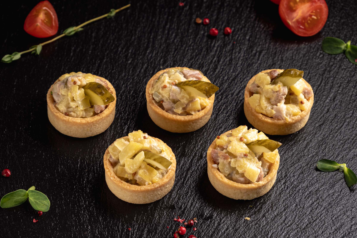 Тарталетти Буженина/картофель/огурец/горчица