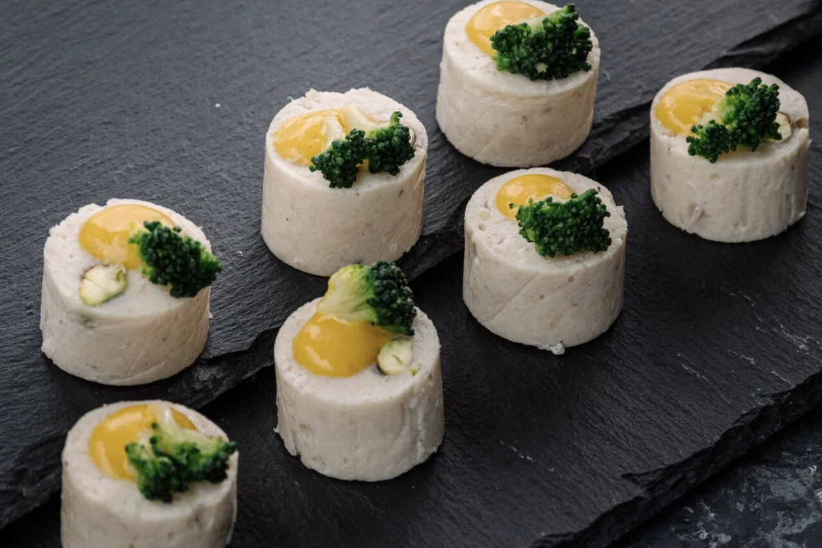 Канапе Галантин из индейки с фисташками, брокколи и кукурузным соусом