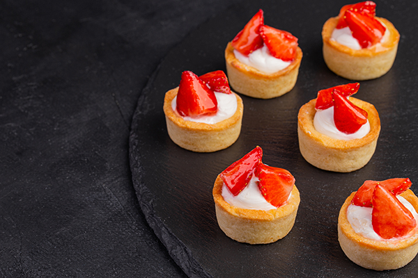 Свежая клубника с Фромаж Блан в песочной тарталетке