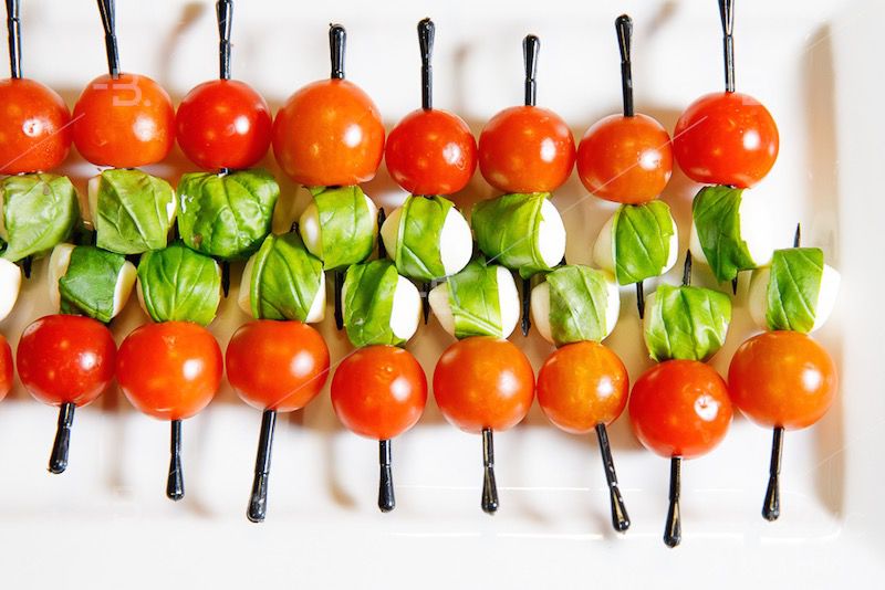 Канапе Мини-моцарелла с черри и базиликом