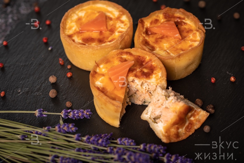 Мини-киш с лососем, руколой и луком порей