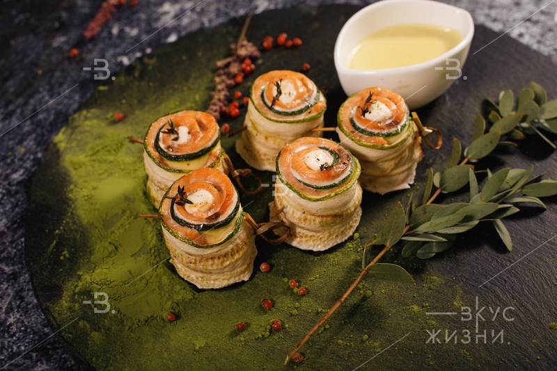 Рулетики из филе сёмги в ломтике цукини  