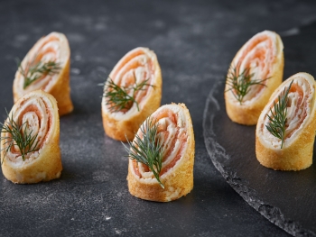 Канапе блинный ролл с лососем и сливочным сыром