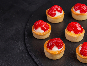 Молекулярная малина с Фромаж Блан в песочной тарталетке