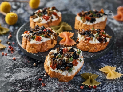 Брускетта по-сицилийски с вялеными томатами и оливками