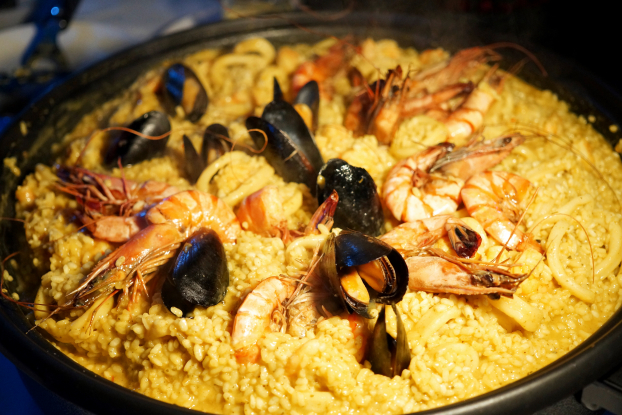 Станция паэлья с морепродуктами на 30 человек