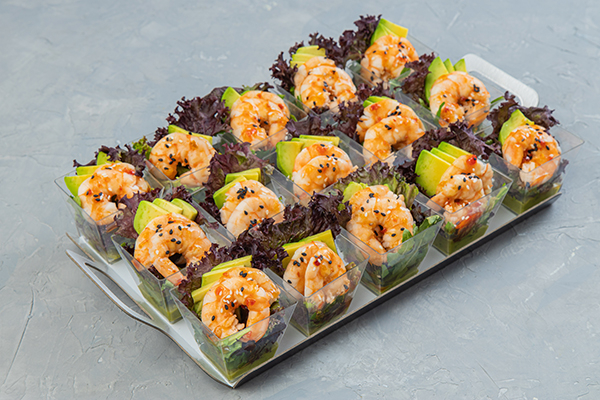 Салат креветка сувид с авокадо в мини подаче