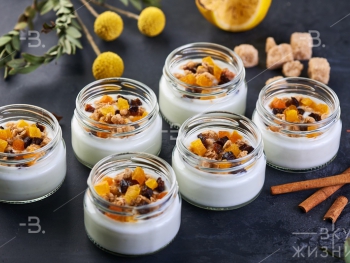 Йогурт с гранолой и сухофруктами