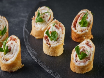 Канапе Блинный ролл со сливочным сыром и хамоном
