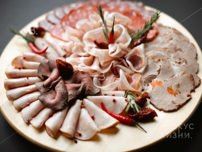 Мясная тарелка с Пармой и вялеными томатами