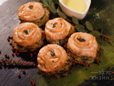 Филе семги на картофельном дранике Соус белое вино