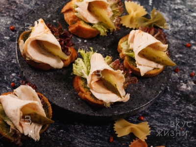 Брускетта с ломтиком подкопченной курицы и домашним Песто