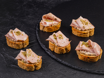 Брускетта с мортаделлой