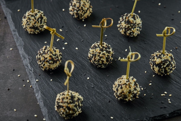 Канапе Чиз болл с виноградом и кунжутом