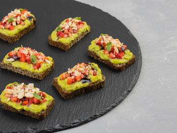Брускетта с гуакомоле и клубникой