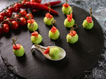 Канапе Чиз болл с морским гребешком