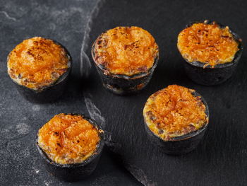 Мини-киш с растительным мясом на черном тесте