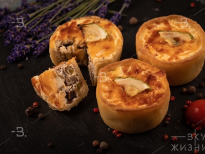 Мини-киш с ростбифом и цукини