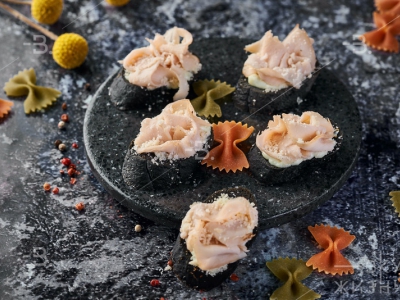 Брускетта угольная с индейкой Су-вид