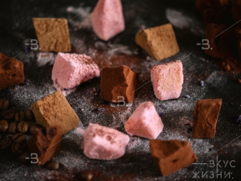 Трюфель из молочного шоколада с натуральным кофе и чёрным перцем в светлом какао