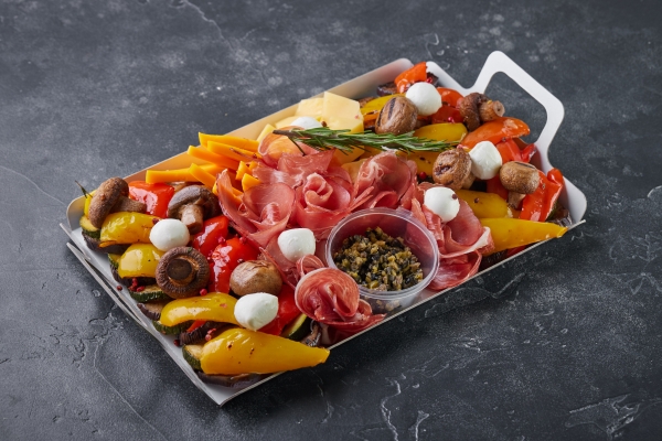 Антипасти ассорти (вяленое мясо, сыры, овощи, тапенада)