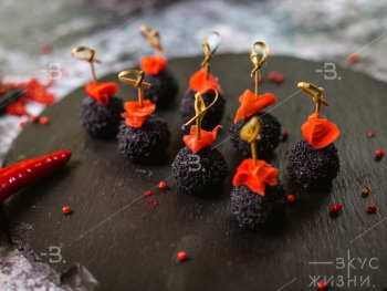 Канапе Чиз болл с Тунцом и черным Тобико