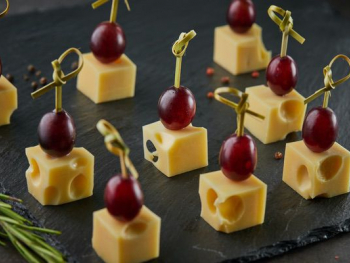 Канапе Эмменталь с виноградом