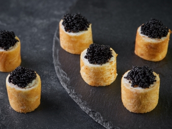 Канапе Блинный ролл со сливочным сыром и черной масаго
