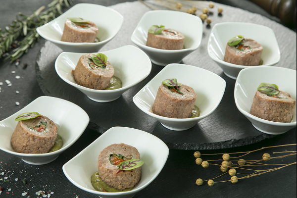 Рулет из Хайбиф фарша с перцем Рамиро гриль,растительным сыром,соусом песто и шпинатом