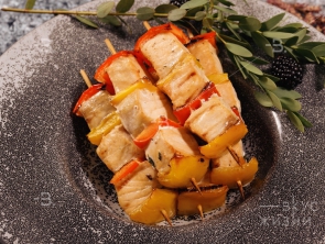 Брошет из белой рыбы и сладкого перца