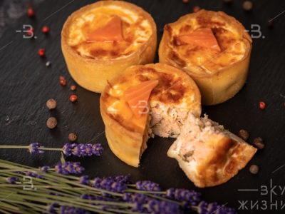 Мини-киш с лососем, руколой и луком порей