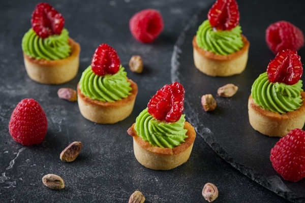Песочная тарталетка с фисташковым кремом и молекулярной малиной