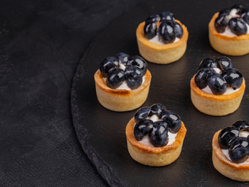 Свежая голубика с Фромаж Блан в песочной тарталетке