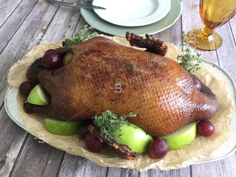 Гусь фермерский запеченный с яблоками на зерновом откорме