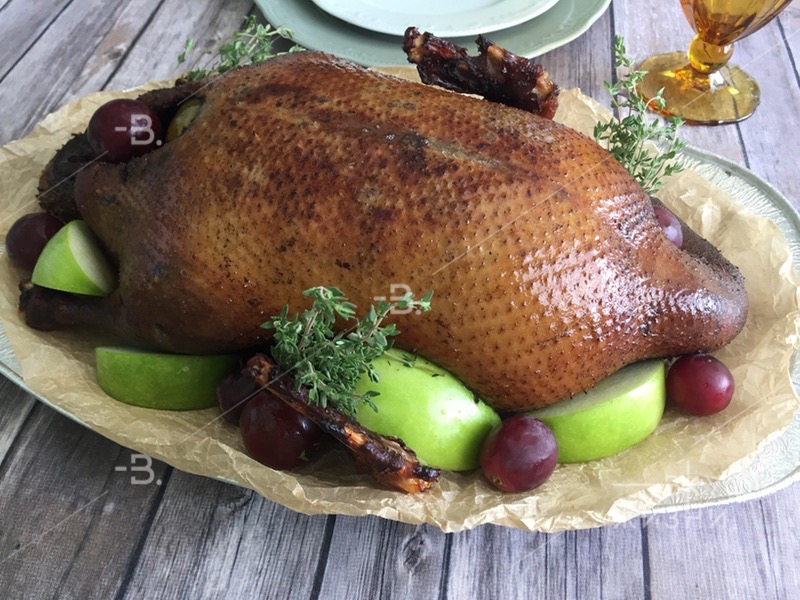 Гусь фермерский запеченный с яблоками на зерновом откорме