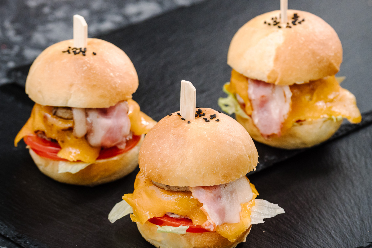 Бургер мини со свиной котлетой и беконом