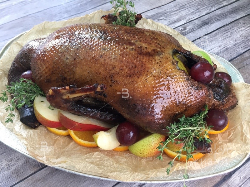 Гусь фермерский запеченный с яблоками на зерновом откорме