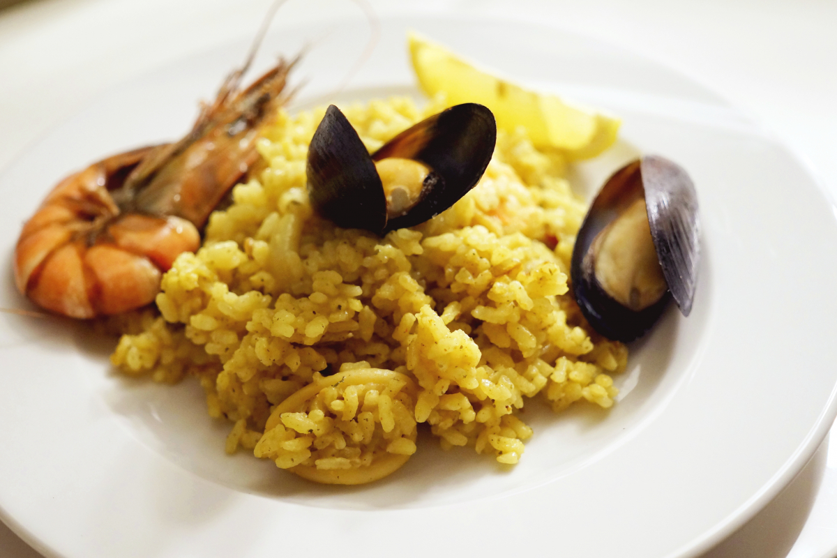 Станция паэлья с морепродуктами на 30 человек