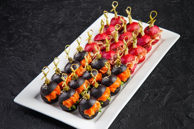 Мини бургер с лососем и прошутто (микробургер)