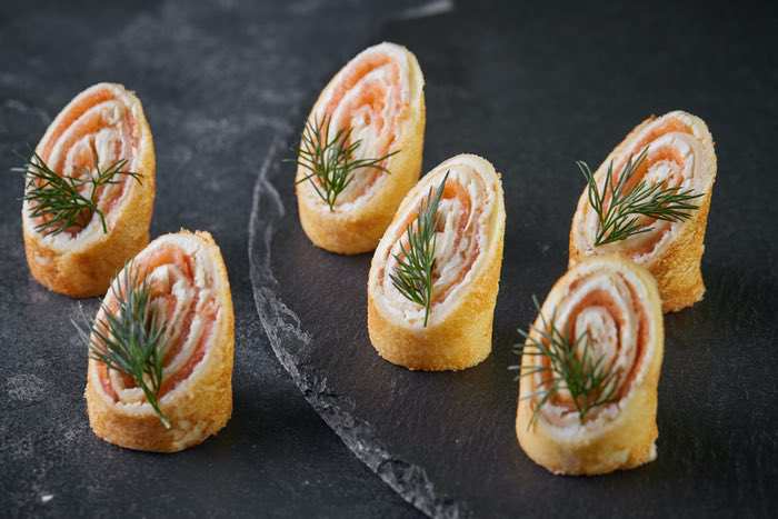 Канапе блинный ролл с лососем и сливочным сыром