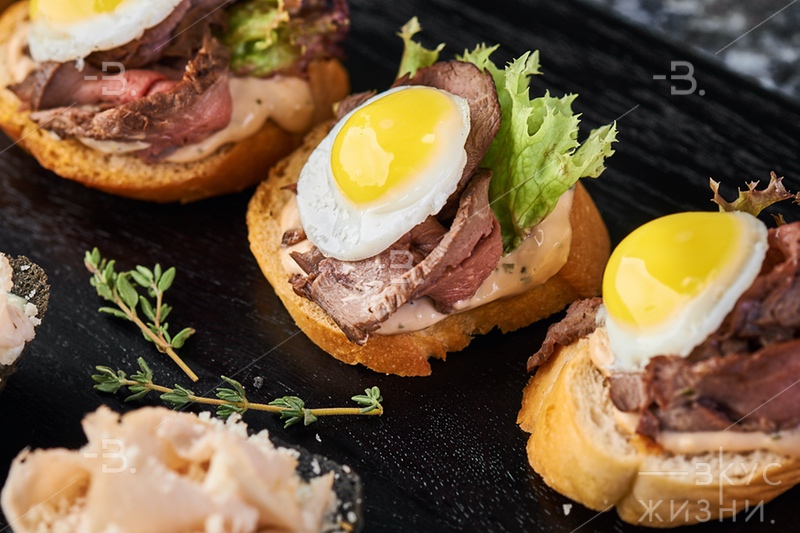 Брускетта с ростбифом