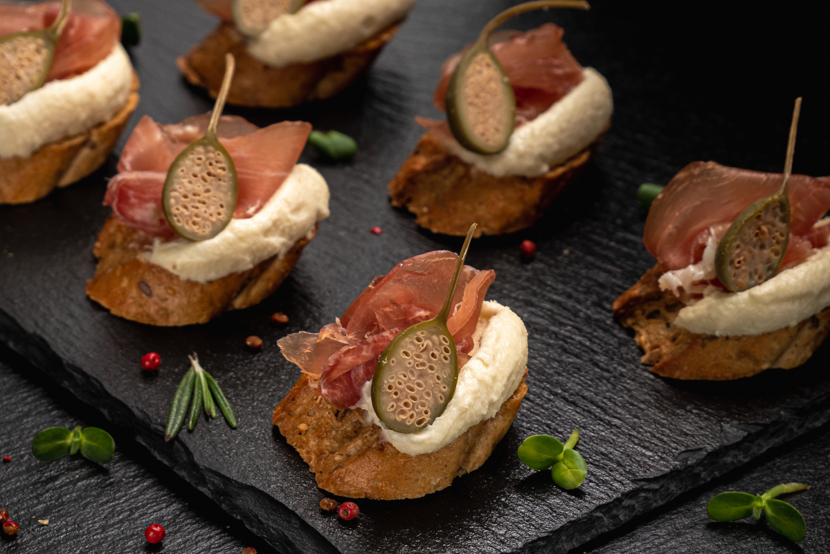 Брускетта с пармой и каперсом