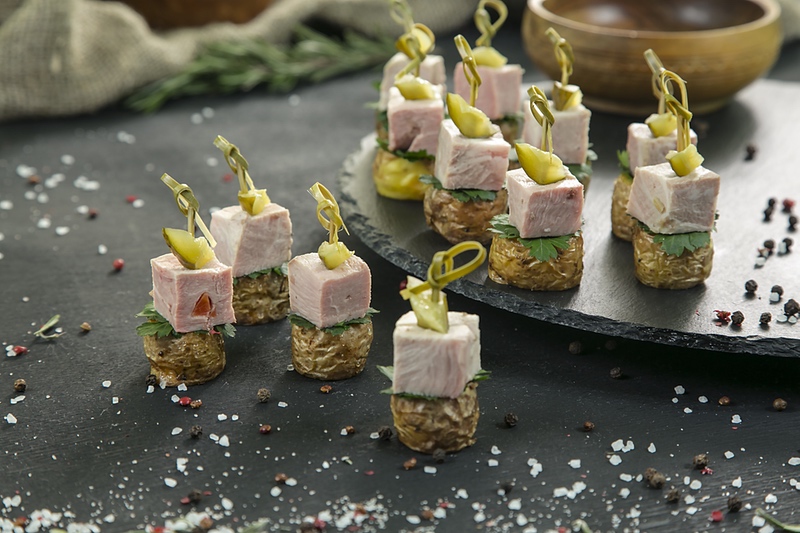 Канапе Буженина с бэйби картофелем и корнишоном