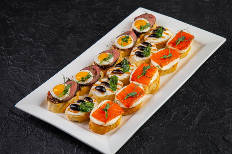 Сет из брускетт с лососем, сыром дор-блю и ростбифом
